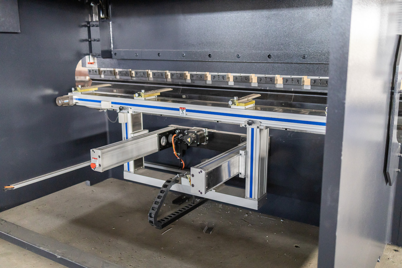 100t гидравликалық Cnc тежегіш пресі Crowning Cnc тежегіші