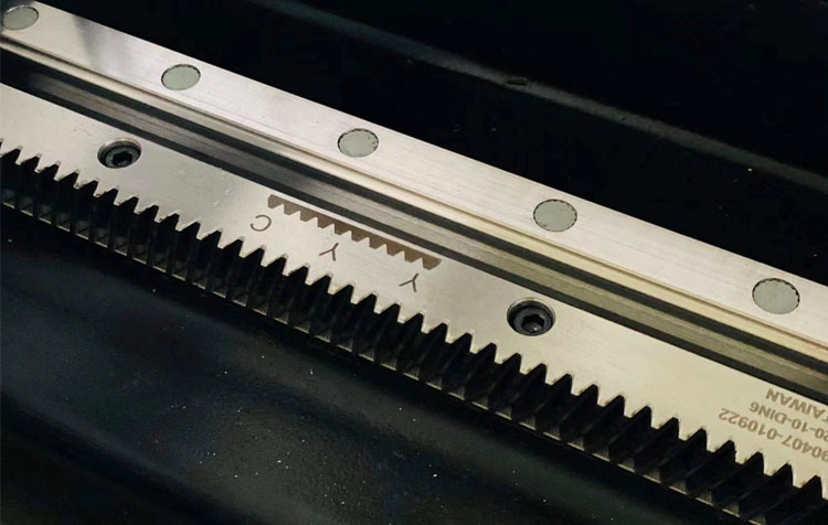 1-6 мм металл материалдарды жоғары жылдамдықпен кесуге арналған 3015 талшықты лазерлік кесу машинасы