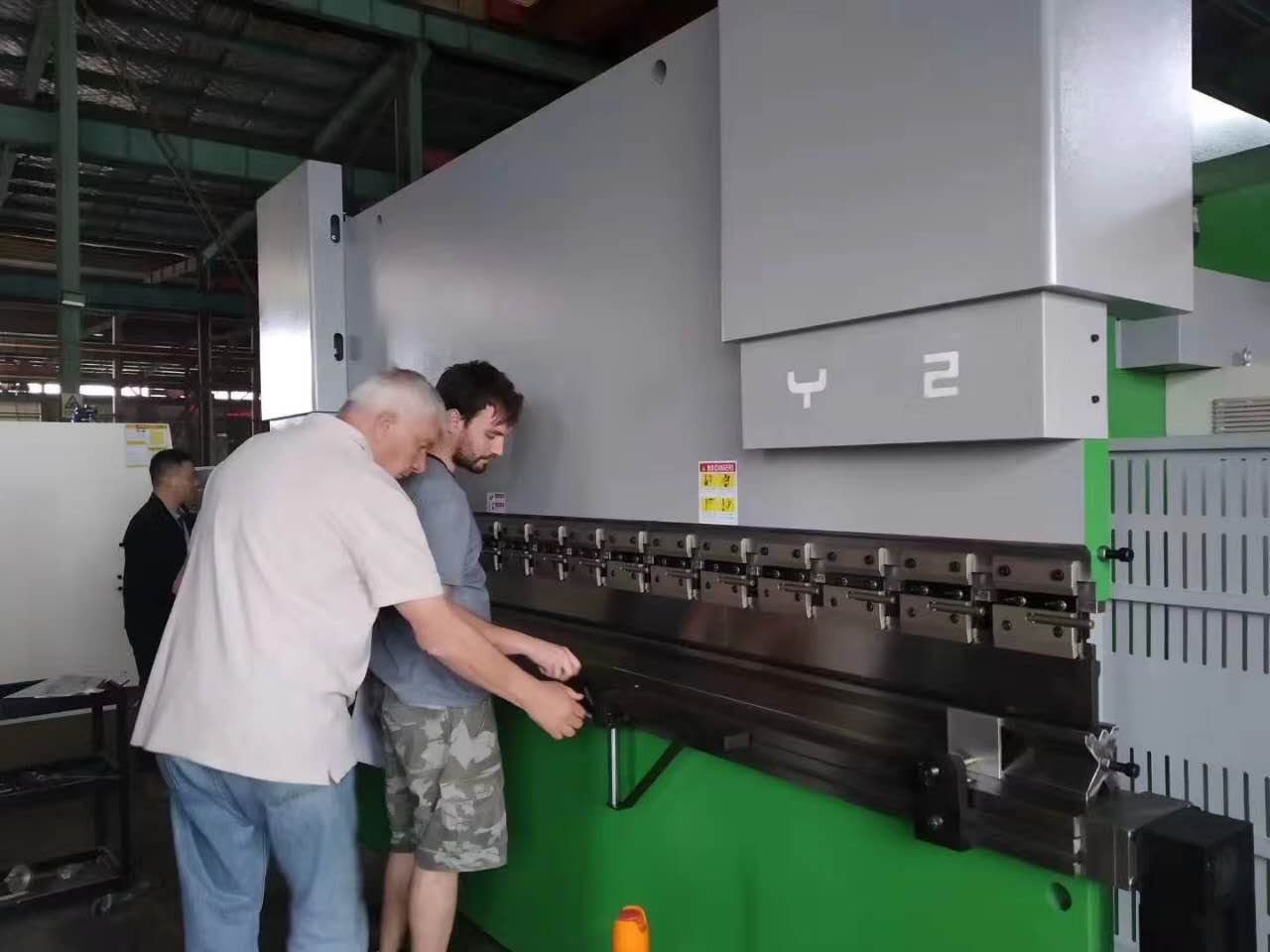 63 тонна металл болат табақ иілу машинасы Cnc металл өңдеуге арналған гидравликалық прес тежегіш