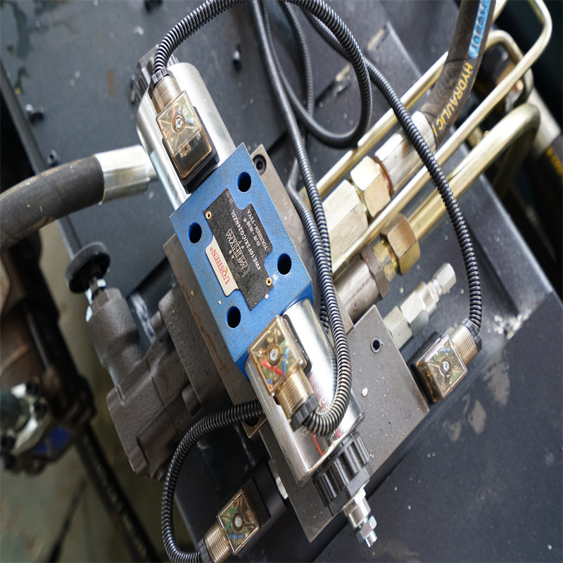Фотоэлектрлік қорғаныс электро-гидравликалық синхронды иілу машинасы бар Cnc пресс тежегіші